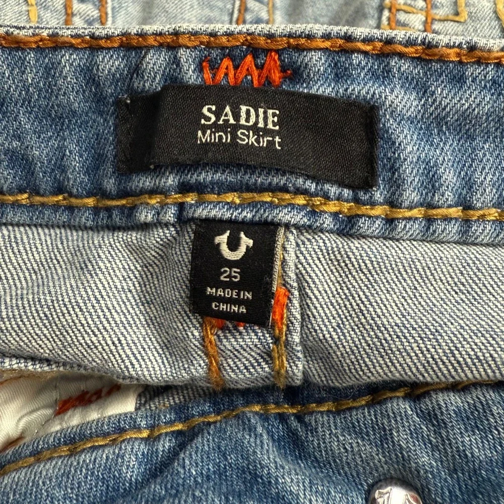 True Religion Sadie Mini Skirt Distressed Frayed Denim Medium Wash Size 25 - Picture 2 of 5